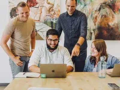 un patron et ses employés